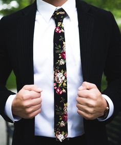 corbata de flores Hipster Chic, Groomsmen Ties, Flower Tie, Black Suit, Suit Up, Man Style, Mens Fashion Trends