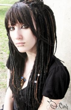 thin dreads How To Make Dreads, Wavy Dreads, Dreadlocks Girl, Short Dreads, Dreads Girl, Beautiful Dreadlocks, Dreadlock Styles, Dreads Styles