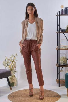 Looké comme un jogging et sylé comme un pantalon habillé, le GIFT MARRON 503 est un modèle hybride regroupant la tendance casual chic. Confectionné à partir de cuir de mouton, le pantalon est souple, fin et léger. il aura l'effet d'une seconde peau. La passant élastique à la taille surmonté d'un lacet en cuir garantit un maximum d'aisance. Fitté en bas de jambe et 7/8ème, il pourra correspondre à toutes les morphologies. L'utilisation du modèle GIFT peut être multiple. En basket ou avec des talo Casual Chic, Parka, Jogging, Harem Pants, Aura