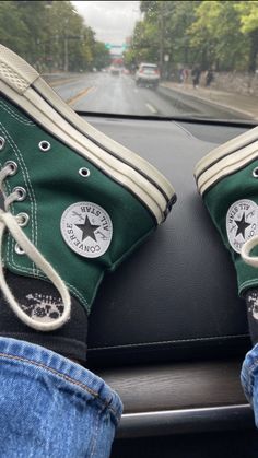 Chucks Shoes, Grunge Shoes, Green Converse, Converse Style, Cute Sneakers, Mens Outfit Inspiration, Hayley Williams, Aesthetic Shoes