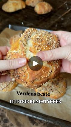 a person holding a bagel in their hand and pointing to it with the words verdens beste