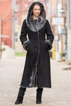 Crafted from premium sheepskin with full Toscana, the Dakota hooded coat dresses you for days or evenings with lovely head-to-toe protection. Coat Dresses, Lambskin Coat, Leather Coat Jacket, Hooded Tunic, Long Leather Coat, Sheepskin Coat, Suede Fashion, Fashion Dresses Casual, Shearling Coat