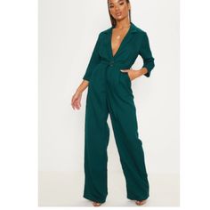 Emerald Green Jumpsuit Never Worn Emerald Green Jumpsuit, Green Outfits For Women, Athleisure Aesthetic, Aesthetic Fall Outfits, Fancy Jumpsuit, Fashion Athleisure, Nyc Winter Outfits, Wedding Outfits For Women, Nyc Winter