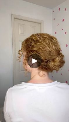 Curly Hair Low Bun, Curly Up Do, Curly Updo, Curly Hair Care, Natural Curls, Hair Ideas, Curly Hair, Wedding Hairstyles, Hair Makeup