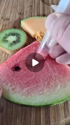 Pequerecetas | Piruletas de fruta 🍉🥝
Perfectas para fiestas de verano 😍
✅NO TE PIERDAS NUESTRAS MEJORES RECETAS DE VERANO👉 Escribe "Pequerecetas recetas... | Instagram Fruit Party Ideas, Fruit Hacks, Fruit Pops, Amazing Food Decoration, Charcuterie Recipes, Kids Party Food, Food Displays, Summer Treats, Tea Cakes