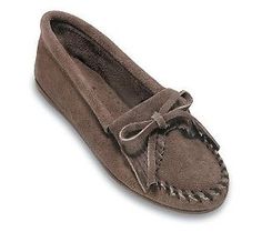 A perfect companion to nearly any outfit, these Minnetonka Moccasins have timeless appeal. #FallFashion Minnetonka Moccasins, Carolina Girl, Suede Moccasins, Western Chic, Leather Moccasins, Ballet Slippers, Native American Fashion, Crazy Shoes, Soft Suede