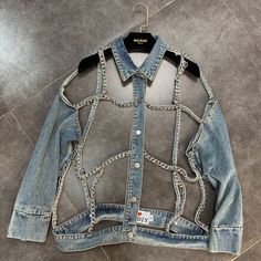 Ropa Upcycling, Denim Jacket Fashion, Looks Party, Upcycled Fashion, Blue Denim Jacket, Mode Inspo, Refashion Clothes, Light Blue Denim, Denim Coat