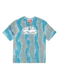 beluga grey/sky blue cotton tie-dye print logo print to the front round neck short sleeves straight hem Any differences between the piece pictured and the one you receive are symbols of its premium craftsmanship, quality and uniqueness. Blue Washed Relaxed Fit T-shirt, Light Blue Cotton T-shirt With Logo Print, Acid Wash Logo Print T-shirt For Summer, Acid Wash T-shirt With Logo Print For Summer, Summer Acid Wash T-shirt With Logo Print, Blue Bleached Graphic Tee, Washed Blue Graphic Print T-shirt, Relaxed Fit, Bleached Blue Tops For Streetwear, Light Blue Logo Print T-shirt For Summer