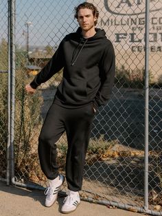 Designed for comfort and functionality, our Men's CityScape Sweatpant is a must-have loungewear staple. Made from high-quality fleece, these men's jogger sweatpants feature functional side pockets, a pull-on elastic waistband with an adjustable drawcord, a slouchy fit, and subtle ribbed trim throughout. Our men's jogger sweatpants pairs well with all things Cozy Earth loungewear. Men's CityScape Sweatpant in Heather Grey (Size: Large) - Cozy Earth Mens Joggers Sweatpants, Best Pajamas, City Scape, Bamboo Pajamas, Soft Clothes, Adjustable Waistband, Mens Joggers, Mens Skin Care, Jogger Sweatpants