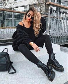 Cute White Tops, Denim On Denim Looks, Coat Street Style, All Black Fashion, Jeans Outfit Casual