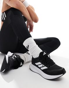 Zapatos de adidas performance Modo deportivo activado Diseño de corte bajo Cierre con cordones Lengüeta y tobillo acolchados Detalle distintivo de adidas Originals Entresuela Cloudfoam ofrece una amortiguación ligera Suela de goma resistente Suela texturizada antideslizante