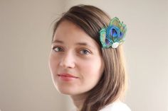 Hey, I found this really awesome Etsy listing at https://www.etsy.com/listing/250793267/peacock-fascinator-peacock-hair-clip Teal Green Hair, Peacock Fascinator, Feather Arrangements, Peacock Hair Clip, Clip Wedding Hair, Bridal Head Piece, Peacock Hair, Hair Clip Wedding, Wedding Hair Clip