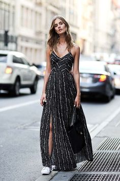 Minimalist fashion inspiration: Summer - The Lifestyle Files Vetement Hippie Chic, Converse Outfits, Eve Outfit, New Years Eve Outfits, Flowy Maxi Dress, Outfit Trends, Inspired Outfits, Mode Inspiration, Kurt Cobain