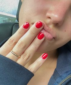 Short Nails Red, Short Red Nails, Short Oval Nails, Nails Pedicure, Season Nails, Red Gel Nails, Hello Nails, Short Gel Nails, Hacks Beauty