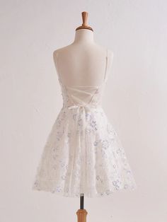 Floral Strapless Sweetheart Short Cocktail Dress Heart-shaped Neckline Mini Dress With Corset Back For Wedding, Cream A-line Prom Dress, White Prom Dress For Prom Season, White Dress With Sweetheart Neckline And Lace-up Back, White Backless Party Corset Dress, White Backless Corset Dress For Party, White Backless Corset Dress, Chic Sweetheart Neckline Corset Dress For Homecoming, Chic Corset Dress With Sweetheart Neckline For Homecoming