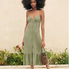 Button Up Maxi Dress In The Prettiest Sage Green Color. Perfect For A Party! Zara Summer Dress, Corset Style Dresses, Silk Bralette, Zara Midi Dress, Button Up Maxi Dress, Zara Summer, Mode Zara, Strappy Midi Dress, Camisole Dress