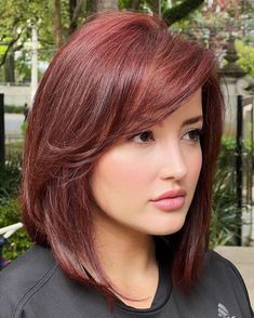 Dark Red Straight Lob with Side Bangs and Layers Hairstyles With Feathered Bangs, Corte Bob Corto Cara Redonda, Long Layered Bob Hairstyles, Mahogany Hair, Hair Color Mahogany, Tan Skin Blonde Hair, Long Layered Bob, Side Bangs Hairstyles, Layered Bob Haircuts