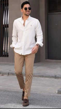 Khaki Pants Outfit Men, Beige Pants Outfit, Office Old Money, Brown Pants Men, Khakis Outfit, Beige Hose, Old Money Fashion, Party Outfit Men, Sophisticated Office