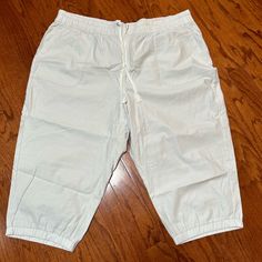 New Lane Bryant Soft Slub Capri Size 26/28 Mid Rise Casual White Mid-rise Capris, Loungewear Capris With Pockets, Cropped Leg, White Straight-leg Capris With Pockets, Cotton Capri-length Cargo Pants, Pleated Jacket, Rayon Pants, Levi Jeans 501, Pleated Shorts, Distressed Black Jeans