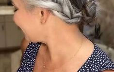 This is a guide to using Velcro hair rollers. Learn how to use Velcro hair rollers to get big bouncy curls with this step-by-step hair tutorial. Resizing Jeans, Messy Pony, Ponytail Hack, Hair Hack, Easy Updo, Clear Hair, Easy Hair Updos