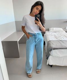 Aaliyah Birthday, Kurti With Jeans, T Shirt Branca, Tshirt Art, Wide Legs, Classic Outfits, Work Outfit, Boho Fashion, Mom Jeans