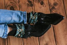 Estos Puños de bota de plumas boho para mujer, son el accesorio perfecto para decorar tus botas altas o botines, están realizados con materiales étnicos cuidadosamente seleccionados, en un proceso completamente artesanal, con ellos conseguirás que esas botas que llevas a todos sitios, y tienes super cómodas tengan un aire diferente cuando tú quieras y así podrás realzar ese estilo Boho-Chic que tanto nos encanta. Al comprar un producto, se incluye el par completo (pie izquierdo y pie derecho). Este anuncio es para un par de cubre botas, no incluye el calzado. Si necesitas un diseño a medida o para niña, no dudes en escribirme y lo diseñamos juntas Los cubre botas son ajustables para que se adapten a una variedad de anchos. Realizados con plumas negras y pañuelo de seda de la india Producci Boot Bracelet Chic, Fall Festival Ankle-high Boots, Bohemian Ankle-high Boots For Winter, Handmade Ankle Boots For Festival, Bohemian Boots With Round Toe For Festivals, Bohemian Ankle Boots For Festivals, Bohemian Round Toe Boots For Festival, Bohemian Ankle Boots For Winter, Bohemian Ankle-high Boots For Fall