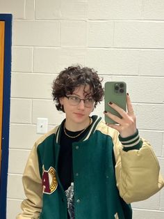 Short Wavy Hair Masculine, Nb Haircut Curly, Short Curly Masc Haircuts, Nonbinary Curly Hair, Enby Haircuts Curly, Gender Neutral Haircuts Curly Hair, Masc Curly Hair Cuts, Masculine Curly Haircut, Masc Curly Hair