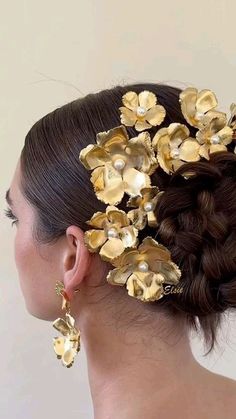 Unique Bride Hair, Flower Hair Styling, Updo Hairstyles With Flowers, 2025 Bridal Hair, Medellin Wedding, Floral Hairstyles, Accessories For Dress, Ideas For Photoshoot, Hair With Flowers