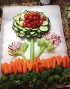 vegetables are arranged in the shape of a tree