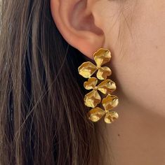 These gold stainless steel earrings feature a delicate floral design that shines with every movement. They are durable and perfect for both everyday wear and special occasions. Their feminine and elegant style makes them an adaptable accessory, ideal for enhancing any look, whether casual or more formal. Wedding Earrings Bride, Flower Petal Earrings, Earrings Bride, Petal Earrings, Earrings Elegant, Steel Earrings, Flower Petal, Earrings Wedding, Gold Flower