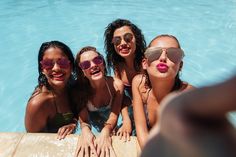 Group of beautiful women taking selfie in a swimming pool. Girls on the edge of the pool posing for a group selfie. Friends Having Fun, Group Selfie, Swimming Pool Pictures, Friend Group Pictures, Pool Poses, Taking Selfie, Swimming Pool Photos, Pool Photography, Powerpoint Layout