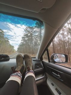 Granola Socks, Roadtrip Aesthetic Outfits, Blundstones Aesthetic, Blundstones And Leggings, Blundstone Aesthetic, Blundstone Outfit Fall, Boot Socks Outfit, Ll Bean Aesthetic, Granola Girl Shoes