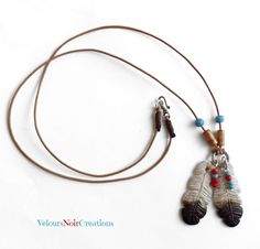 Collana con piume d'aquila nativi americani , native americans feather necklace,by Velours Noir Crèations, 20,00 € su misshobby.com Native American Feathers, Feather Necklace, Feather Necklaces, Jewelry Inspiration, Native American, Beaded Necklace, Electronic Products