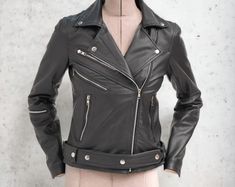 Chaqueta de cuero para mujer / Chaqueta de cuero de piel de cordero genuina / Chaqueta de motociclista / Chaqueta de motocicleta / Nueva chaqueta de ajuste hecha a mano / Chaqueta de cuero negro - Etsy España Womens Streetwear, Fitted Coat, Leather Biker Jacket, Streetwear Women, Biker Jacket, Real Leather, Vintage Style, Vintage Fashion, Jackets & Coats