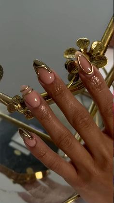 Silver And Gold Chrome Nails Designs, Nails To Match Gold Jewelry, Gold Nail Chrome, Champagne Nails Ideas, Pretty Birthday Nails Almond, French Nails With Design Creative, Gold Chrome Design Nails, White Red And Gold Nails, Almond Nails Trendy Simple