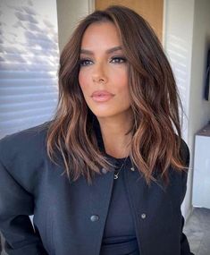 Coupe de cheveux mi longs Mi Long Haircut, Mi Long Hair, Mum Haircut, Wavy Long Bob, Haircuts Inspiration, Haircut 2024, Mom Hairstyles, Wig Lace