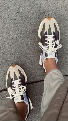 2022 Fall Fashion, Dr Shoes, Green Converse, Swag Shoes, Mode Inspo, Shoe Lace Patterns, Shoe Lace, Black Sneakers, Lace Patterns