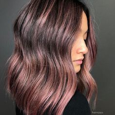 Strawberry Brown Hair, Brown Hair With Pink Highlights, Brown Hair Trends, Strawberry Blonde Highlights, Honey Brown Hair, Black Hair With Highlights, Brown Blonde Hair