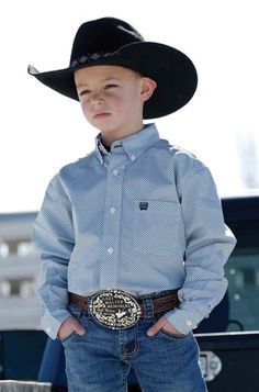 This classic CINCH shirt for him features printed cotton plain weave construction and cream buttons, with an open left front pocket and embroidered logo. A must-have for ranch days, this handsome shirt is crafted just like dad's and accents any new pair of jeans and cowboy boots. Size:( XS 4/5 S 6/8 M 10 L 12 XL 14 XXL 16/18 ) Cowboy Outfits For Boys, Western Store, Cowboy Outfits, Cowgirl Western, Button Up Long Sleeve, Kids Outerwear, Jeans Kids, Geo Print, Western Shirt