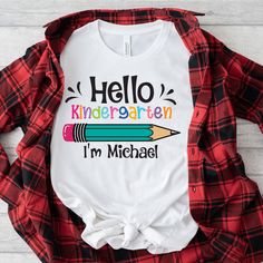 Personalized Name Kindergarten Shirt, Hello Kindergarten, First Day Of School Outfit, Kinder Shirts, Back To School, Kindergarten Tee  We use only high quality vinyl material for print. Please be advised before your order. Thanks! 1️⃣ Select T-Shirt size from Drop Down menu. 2️⃣ Select your T-Shirt color from Drop Down menu. 3️⃣ Choose your quantity as much as you want. 4️⃣ Click ADD TO CART. And, you can go back to add more shirts for your family members or friends or you can complete the check White Cotton Tops With Heat Transfer Vinyl, White Custom Print Shirt For End Of School Year, White Text Print Shirt For Teacher Appreciation, Long Sleeve White T-shirt For Teacher Appreciation, Back To School Kindergarten, Hello Kindergarten, Kindergarten Shirts, School Kindergarten, First Day Of School Outfit