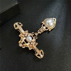 Translated from French, Pearl means “father of many.” It reflects the importance of family, and this vintage brooch is the perfect way to show your appreciation and love for your mother, wife, or daughter. It also makes a fantastic gift for Mother's Day or a birthday present for that someone special.👌 M A T E R I A L• 18K Gold plated over brass• High quality resin pearls• This product is hypoallergenic (nickel free) and tarnish resistant📏 S I Z E• Length: 5.5 cm (2.2 inch)• Width: 4.7 cm (1.85 Vintage Brooch Pins For Anniversary, Retro Brooch Lapel Pin For Gifts, Vintage Lapel Pin Brooch For Anniversary, Retro Lapel Pin Brooch For Gifts, Ornate Antique Gold Brooch For Gift, Elegant Brooch Pins For Jewelry Making, Elegant Brooch Pins For Vintage Events, Vintage Antique Gold Brooches For Gift, Elegant Vintage Brooch Pins