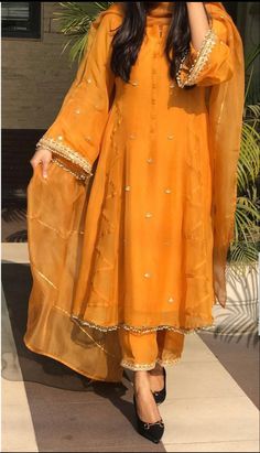 Mayon Dresses Lehnga, Pakistani Haldi Dresses Simple, Dholki Suits Pakistani, Mayon Outfits Pakistani, Mayon Dress Ideas, Haldi Dress Ideas Pakistani, Simple Dholki Outfit, Haldi Dress Pakistani Style, Dholki Outfit Pakistani Dresses