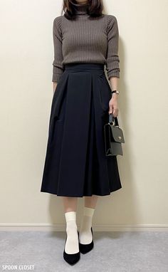 ブラック・黒色フレアスカートのコーディネート一覧【着こなし写真】 Navy Pencil Skirt Outfit, Office Skirt Outfits Women, Office Outfits Women Skirt, Black Skirt Midi, Office Skirt Outfit, Army Outfit, 2023 Clothing, Casual Work Outfits Women, Pencil Skirt Outfits