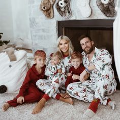 Christmas Pajama Pictures, Family Portrait Outfits, Christmas Family Photoshoot, Cara Loren, Christmas Pjs Family, Xmas Photos, Christmas Pj, Holiday Photoshoot, Christmas Wear