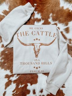 Stay cozy and stylish with the He Owns The Cattle sweatshirt. In a soft, beige material, this western-inspired crewneck showcases a powerful message: He owns the cattle on a thousand hills. Perfect for adding a touch of faith to your wardrobe. Comfy Western Outfits, Southern Fits, Cattle On A Thousand Hills, Western Crewneck, Sweet 16 Outfits, Cowgirl Pictures, Western Sweatshirts, Casual Country Outfits, Western Wear Outfits