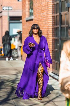 Plus Size Street Style, Rok Midi, Sandal Tali, Style Parisienne, New York Fashion Week Street Style, Nyfw Street Style, Trendy Street Style, Moda Plus Size, Black Women Fashion