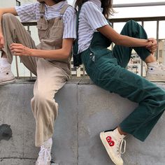 Courtyard La on Instagram: “Corduroy overalls twin set now available on the INSTA section of our site 👯 Left on Iona are soft oatmeal overalls. Recommended for a size…” Corduroy Dungarees, Chloe Bennet, Corduroy Overalls, 80s Aesthetic, Outfit Vintage, 80s Outfit, Phoebe Tonkin, Skateboarder, Twin Set