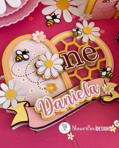 🐝🌼 ¡Dale un toque dulce y natural a tu pastel con este hermoso cake topper de abejas y margaritas! 🌼🐝 Perfecto para fiestas temáticas, cumpleaños o baby showers, este topper destaca por sus detalles delicados y coloridos que harán brillar tu celebración. 🎂✨ 🌸 Hecho a mano y personalizable, ¡es el complemento ideal para tu pastel! No te pierdas la oportunidad de agregar un toque especial a tu evento. 💛 💬 ¿Te encanta este diseño? ¡Déjamelo saber en los comentarios! #CakeTopper #BeeTheme #Da... Cake Topper, Baby Showers, Pastel, Cake, Margaritas