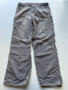 Mens Carhartt Baggy Carpenter Workwear Trouser / Pants 1990s vintage  Baggy Fit  Zip Fly  Beige Waist 36 inch Leg Length 31 inch **Sizes are exact measurement of the jean and may differ from the tag size** Please note due to the nature of these being workwear jeans there will be cool signs of fraying / paint and fading marks. All adding to the character of the piece** Item in great workwear condition overall Pantalon Carhartt, Mens Carhartt, Workwear Jeans, Workwear Trousers, Trouser Pants, Baggy Fits, Halloween Shopping, Mens Jeans, Favorite Outfit