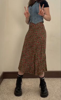 Modest Artsy Outfits, Vest And Long Skirt Outfit, 90s Outfit Skirt, Whimsigothic Outfits Plus Size, Arty Outfits Style, How To Style Long Skirts, Looks Rihanna, Teacher Fits, 140 Pounds